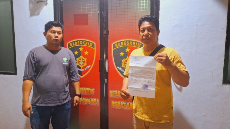 Kades Samaenre, Sudirman, perlihatkan laporan polisi didampingi kuasa hukumnya, Saparuddin (foto: beritasulsel.com)
