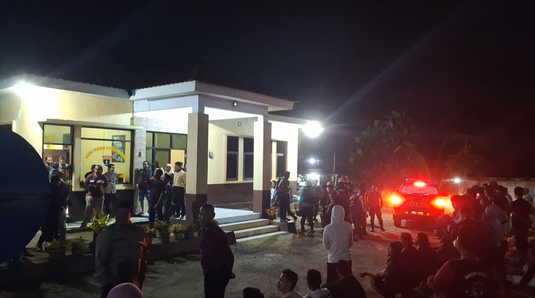 Polsek Bulukumpa Digeruduk Warga Kasus Oknum Polisi Diduga Mesum dengan Janda