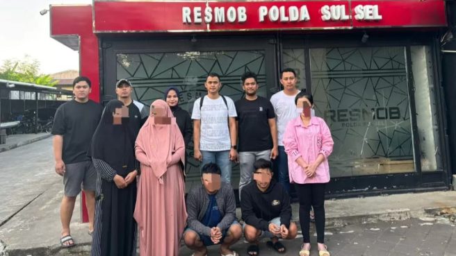 Kelima terduga pelaku penipuan atau passobis warga Dua Pitue, Kabupaten Sidrap usai diringkus Resmob Polda Jawa Barat (foto: dok, istimewa)