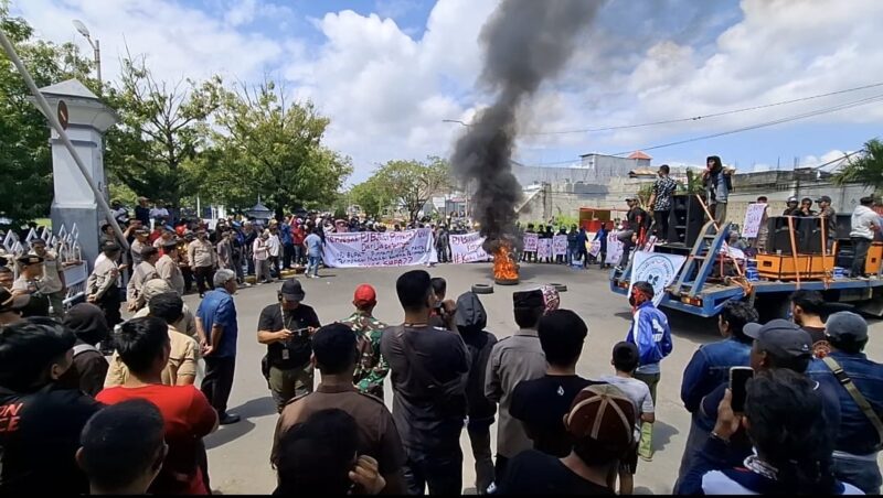 Demo Depan Kantor Bupati Pinrang, Massa Tuntut PJ Bupati Mundur