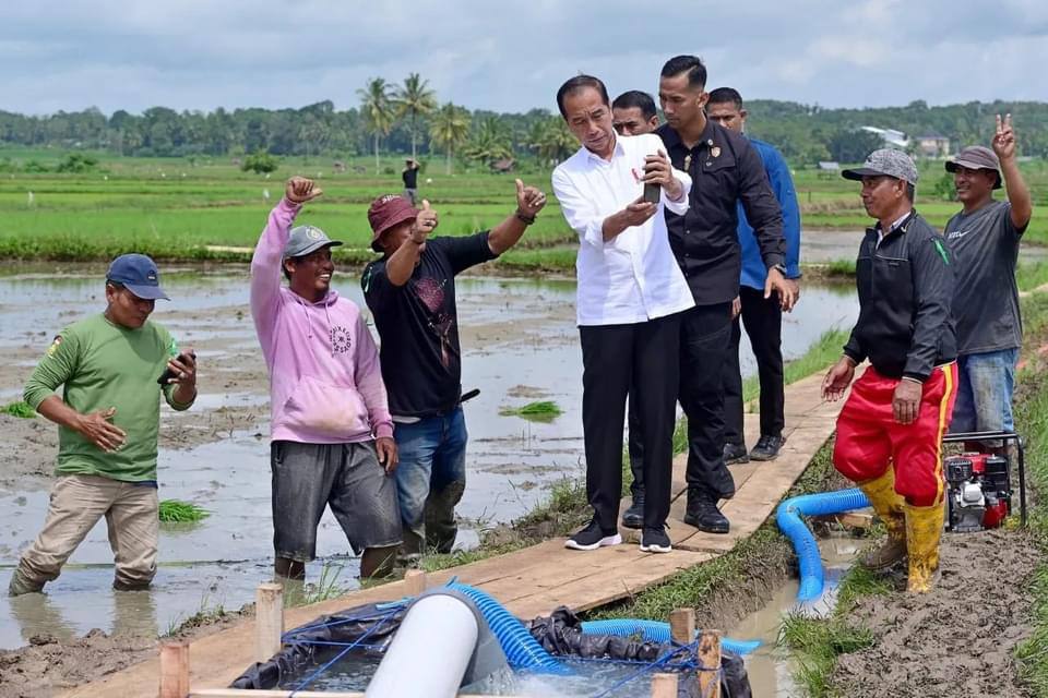 Hari Pertama Kunker di Sulsel, Jokowi Tinjau Bantuan 300 Unit Pompa Air untuk Petani di Bone