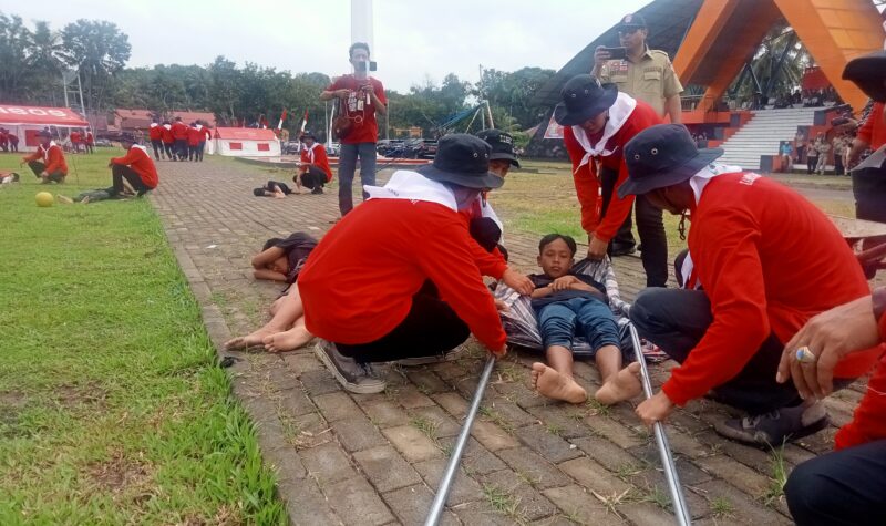 Foto: Simulasi Kesiapsiagaan Penanggulangan Bencana oleh Relawan KSB di Alun-alun Sinjai yang Disaksikan Sekjen Kemensos RI, Robben Rico. 