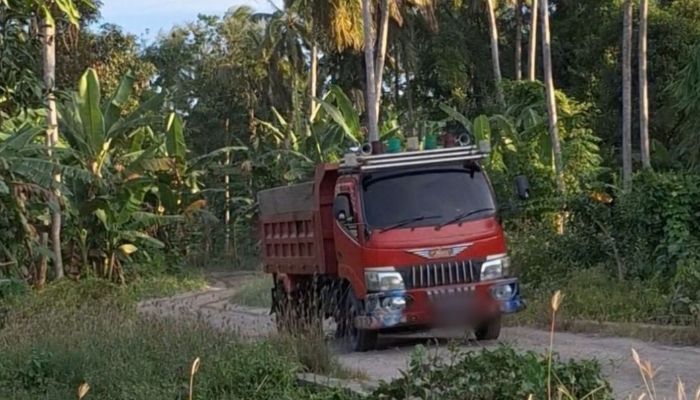 Dump truk dari lokasi tambang pasir di Mattirobulu Pinrang (foto: beritasulsel.com)