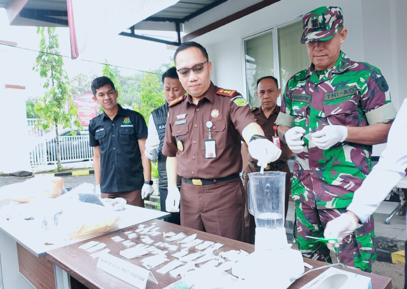 Kepala Kejaksaan Negeri (Kajari) Sinjai, Dr. Zulkarnaen, SH,.MH saat Memusnahkan Barang Bukti Narkotika dengan Diblender. (Foto: Asrianto/Beritasulsel.com)