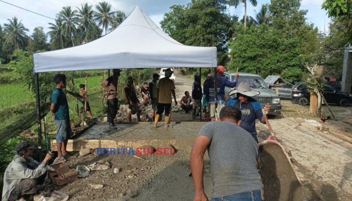 Warga bangun jembatan di Desa Anrang Bulukumba secara swadaya (foto: dok, istimewa)