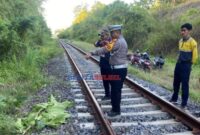 Kasat Lantas Polres Barru IPTU H. Mulyadi di TKP korban ditabrak kereta api jalur Maros-Barru.