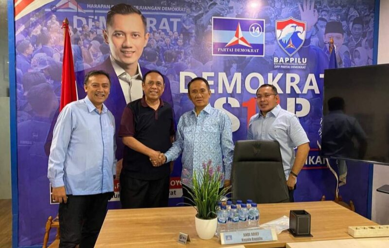 Bakal Calon Bupati Sinjai, Muhammad Nasyit Umar bertemu dengan Ketua Bappilu DPP Demokrat, Andi Arif (tengah) dan Sekretaris Majelis Tinggi Partai Demokrat, Andi Mallarangeng (Foto: Ist)