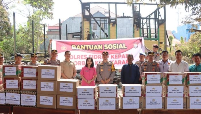 Kapolres Sidrap AKBP Dr. Fantry Taherong bersama Ibu Ketua Bhayangkari Cabang Sidrap salurkan bantuan terhadap korban kebakaran