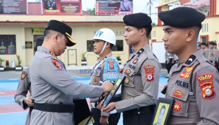 Kapolres Sidrap AKBP Dr. Fantry Taherong menyilang foto dua personel Polres Sidrap yang Dipecat Tidak Dengan Hormat (PTDH) (foto: dok, Humas Polres Sidrap)