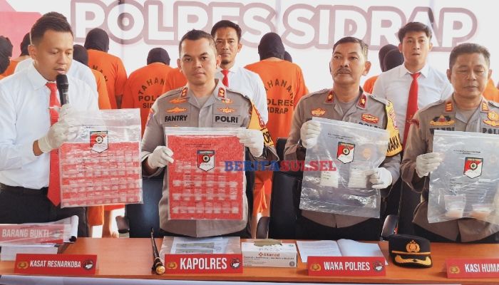 Kapolres Sidrap, AKBP Fantry Taherong saat didampingi Wakapolres, Kasi Humas, Kasat Narkoba, memperlihatkan barang bukti narkoba pada konferensi pers Senin 22 Juli 2024. (Foto: beritasulsel.com)