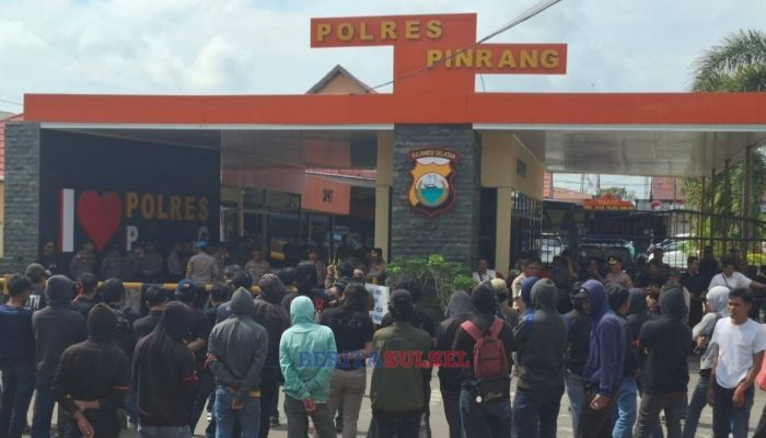 aktivis demo depan Polres Pinrang, Selasa 30 Juli 2024. (Foto: Muh. Asrul/beritasulsel.com)