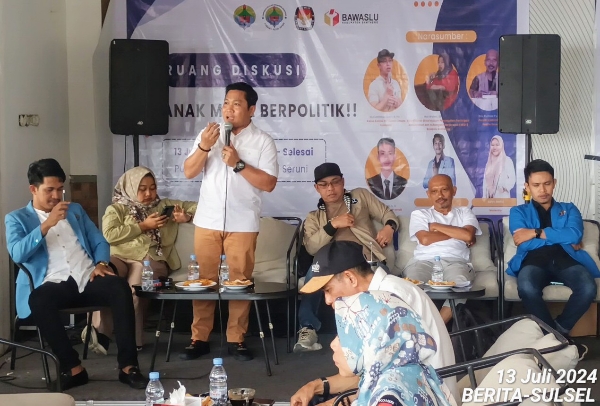 Komisioner Kpu Bantaeng, Aspar Ramli saat memberikan sambutan di acara Ruang Diskusi 'Anak Muda Berpolitik' 