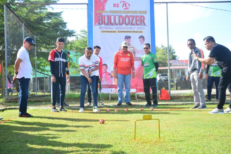 Sekretariat Daerah (Sekda) Sinjai, Andi Jefrianto Asapa membuka secara resmi Bulldozer Gateball Turnamen 2024 di lapangan Gateball Dinas PUPR Sinjai.