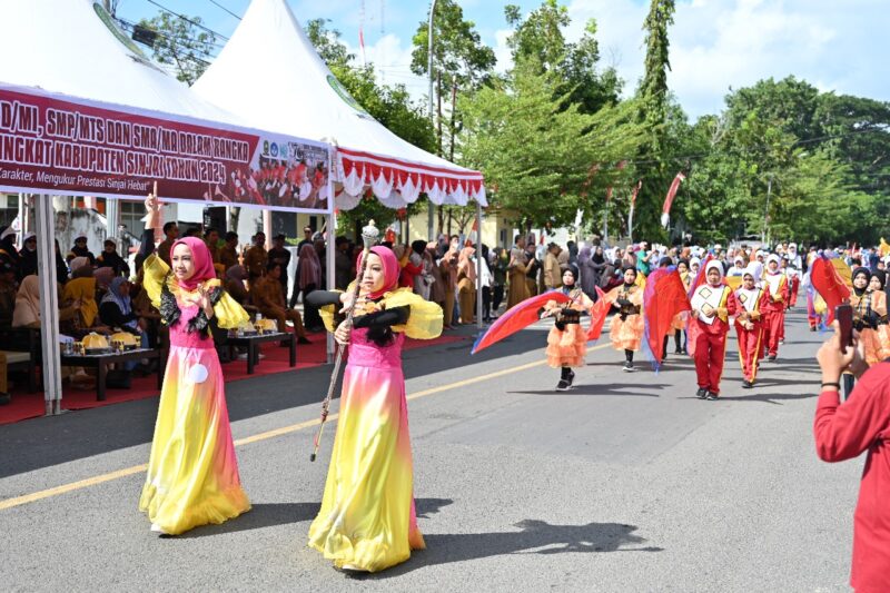 Foto: Aksi Pelajar di Sinjai Saat Mengikuti Lomba Drum Band 