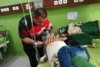 Foto: Moment PJ Bupati Sinjai TR. Fahsul Falah saat Memberi Santunan kepada Pasien yang Menjalani Perawatan di RSUD 