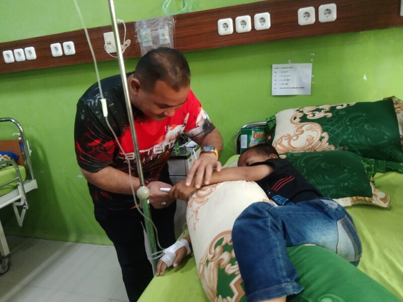 Foto: Moment PJ Bupati Sinjai TR. Fahsul Falah saat Memberi Santunan kepada Pasien yang Menjalani Perawatan di RSUD 