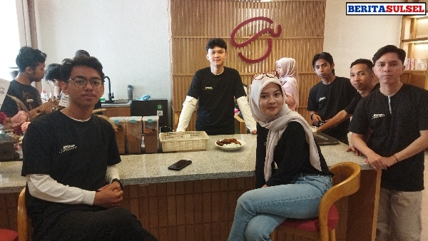 Owner Alonica Cafe, Andi Andien Julian bersama karyawannya di Grand Opening Alonica Cafe. Sabtu 24 Agustus 2024.