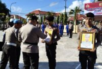 Kapolres Sinjai saat mencoret foto dua personel Polres Sinjai yang di PTDH. (foto: dok, Humas Polres Sinjai)