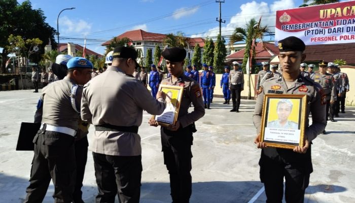 Kapolres Sinjai saat mencoret foto dua personel Polres Sinjai yang di PTDH. (foto: dok, Humas Polres Sinjai)