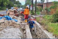 Proyek Drainase di sepanjang jalan poros Sidrap-Parepare Sabtu 30/4/2024 (foto: beritasulsel.com)