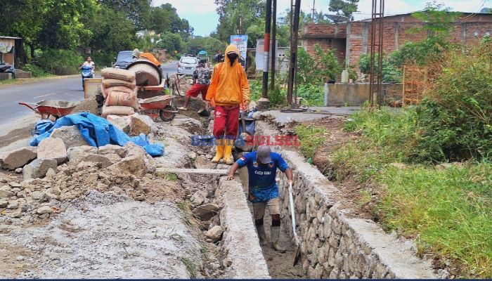 Proyek Drainase di sepanjang jalan poros Sidrap-Parepare Sabtu 30/4/2024 (foto: beritasulsel.com)