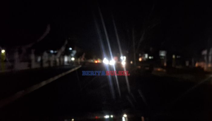 Situasi Jalan Bintang depan kantor Bupati Pinrang Sabtu malam 10 Agustus 2024. (foto: beritasulsel.com)