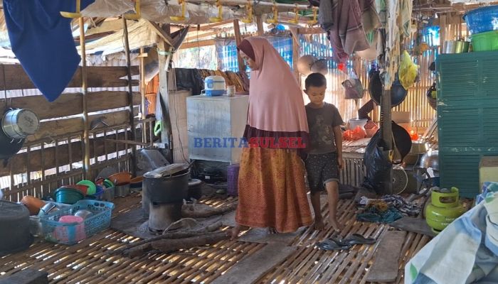 Uwa Tira bersama cucunya tinggal di kandang ayam di Sidrap