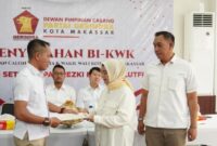 Ketua DPC Gerindra Sinjai, Fachriandi Matoa, serahkan B1 KWK ke Ratnawati-Mahyanto. (Foto: dok, istimewa)