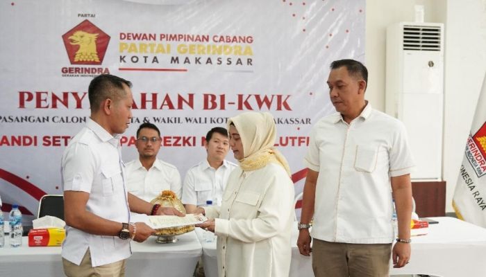 Ketua DPC Gerindra Sinjai, Fachriandi Matoa, serahkan B1 KWK ke Ratnawati-Mahyanto. (Foto: dok, istimewa)