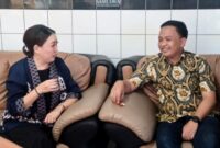 Ketua DPC Demokrat Bantaeng, Herlina Aris bersama Calon Bupati Bantaeng 2025-2030, Ilham Azikin. 