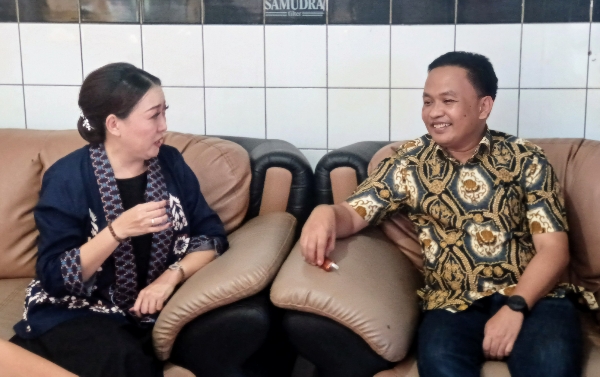 Ketua DPC Demokrat Bantaeng, Herlina Aris bersama Calon Bupati Bantaeng 2025-2030, Ilham Azikin. 