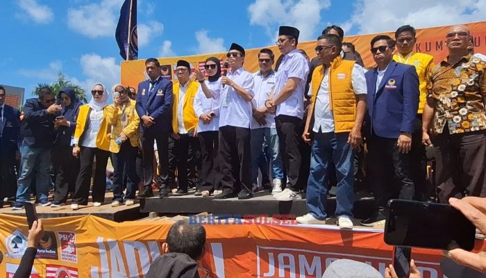 JMS saat orasi di depan ribuan pendukungnya sesaat sebelum mendaftar ke KPU Bulukumba