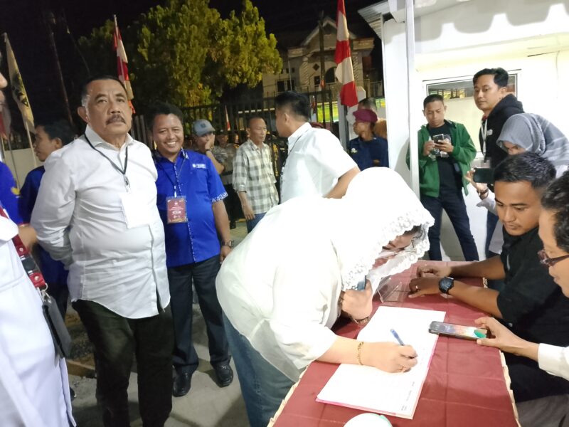 Paslon Hj. Nursanti- Lukman Arsal saat Tiba di KPU Sinjai untuk mendaftar.