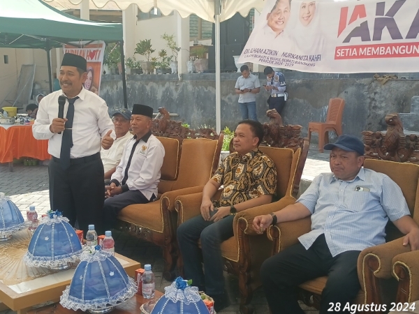 Wakil Ketua DPC Nasdem Bantaeng, Drs. H. Muh. Yusuf saat memberikan arahan kepada simpatisan dan loyalisnya disaksikan Bapak Ilham Azikin. 