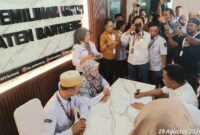 Calon Bupati dan Wakil Bupati Bantaeng 2025-2030, ILHAM AZIKIN dan NURKANITA MARUDDANI KAHFI saat mendaftar di KPU Kabupaten Bantaeng. 