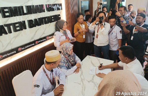 Calon Bupati dan Wakil Bupati Bantaeng 2025-2030, ILHAM AZIKIN dan NURKANITA MARUDDANI KAHFI saat mendaftar di KPU Kabupaten Bantaeng. 