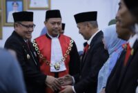 Pj. Bupati Wajo, Drs. Andi Bataralifu memberikan ucapan selamat kepada anggota DPRD Wajo Periode 2024-2029 usai prosesi pelantikan dan pengambilan sumpah