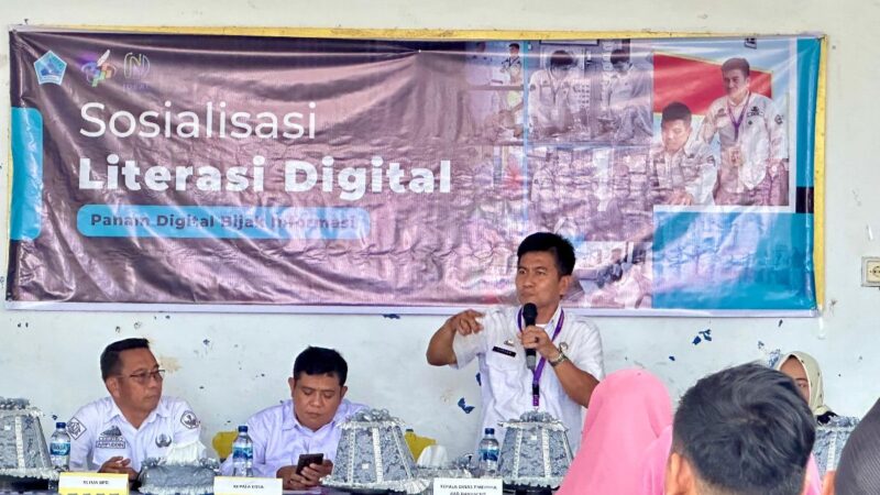 Kepala Dinas Kominfo SP Kab.Bantaeng, H. Subhan, S.Sos., M.Si memberikan materi dalam Sosialisasi Literasi Digital. H. Subhan: Bijak menggunakan Media Sosial. Rabu, 04 September 2024. 