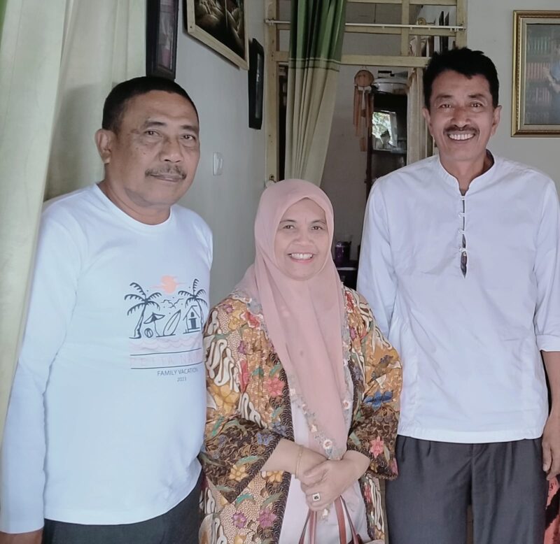 Dua Eks Legislator Sinjai, Najamuddin dan Drs. Basri Pappa Berfoto bersama Bakal Calon Bupati Sinjai, Ratnawati Arif.
