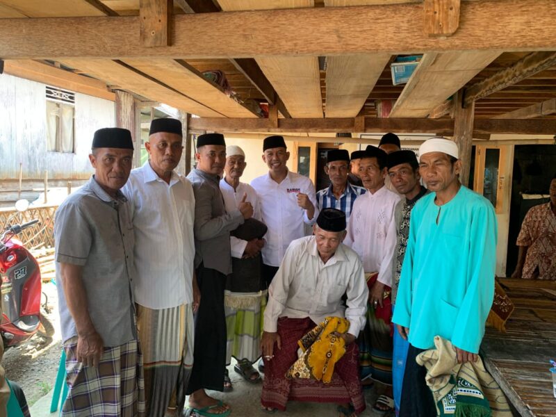 Foto Bersama Warga Sinjai Timur bersama Bakal Calon Wakil Bupati Sinjai, Andi Mahyanto Masda Usai Mendengar Curhatan Warga 