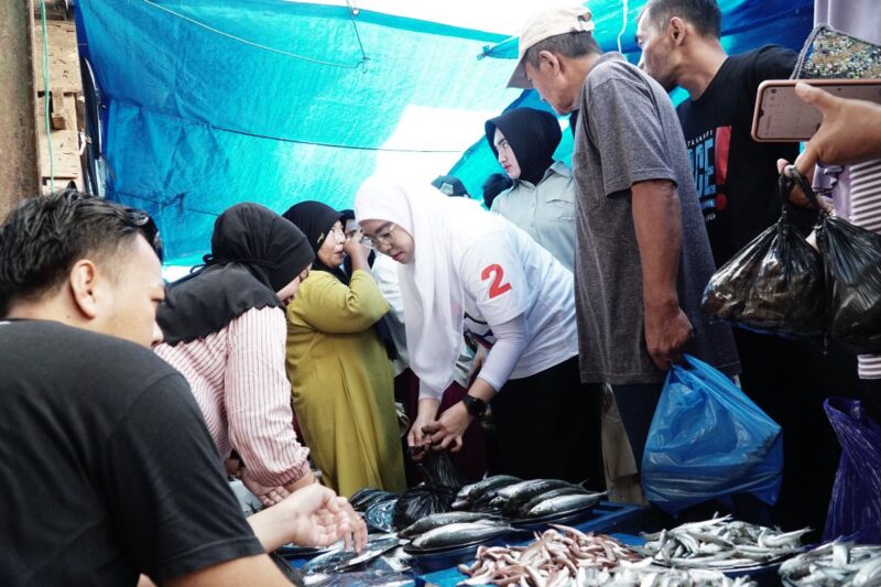 Calon Wakil Bupati Bantaeng 2024, Kanita Kahfi blusukan ke Pasar Banyorang. Belanja ikan segar dan sayur segar. Sabtu pagi (28/09/2024).