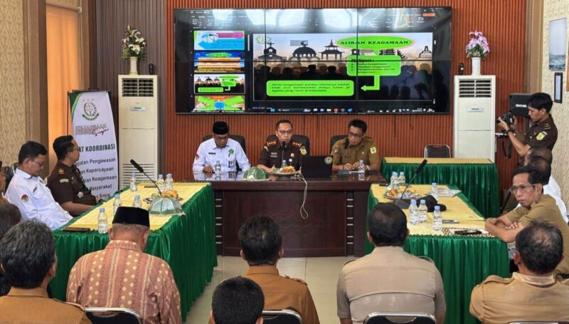 Kejari Sinjai, Dr. Zulkarnaen saat Memimpin Rapat Koordinasi PAKEM di Aula Kantor Kejari Sinjai. (Foto: Ist)