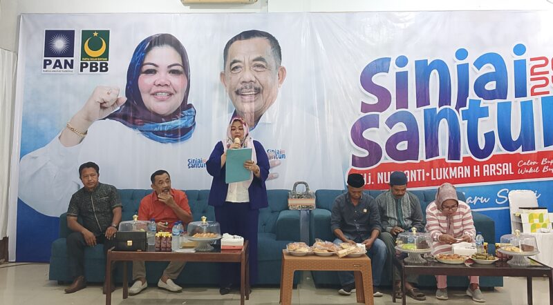 Pasangan Bakal Calon Bupati dan Wakil Bupati Sinjai, Hj. Nursanti- Lukman H. Arsal saat Memberikan Sepatah Kata di Hadapan para Relawan dan pendukung. (Foto: Asrianto).