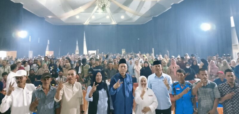 Ribuan Petani dan Nelayan saat Sesi Foto Bersama dengan Pasangan Calon RAMAH di Pilkada Sinjai serta Muhammad Nasyit Umar.