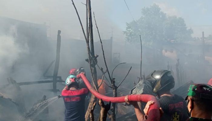 Petugas pemadam kebakaran di lokasi kejadian berjibaku memadamkan api (foto: dok, istimewa)