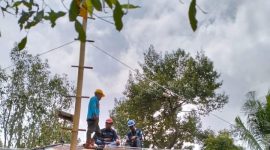 Petugas PLN Saat memasang Bantuan Listrik Gratis atau PLTS untuk Masjid di Sinjai Barat.