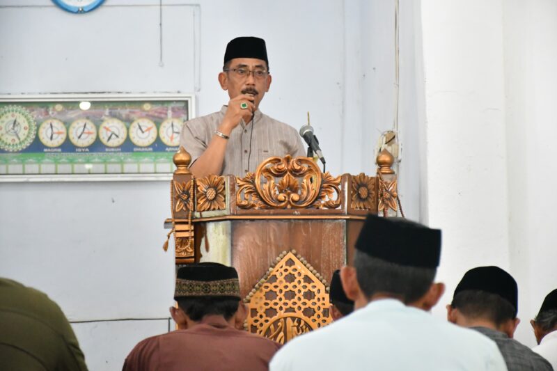 PJ Bupati Sinjai, Andi Jefrianto Asapa saat sholat Jumat berjamaah di Mesjid Tua Al Mujahidin dan berkesempatan berdialog langsung dengan warga.