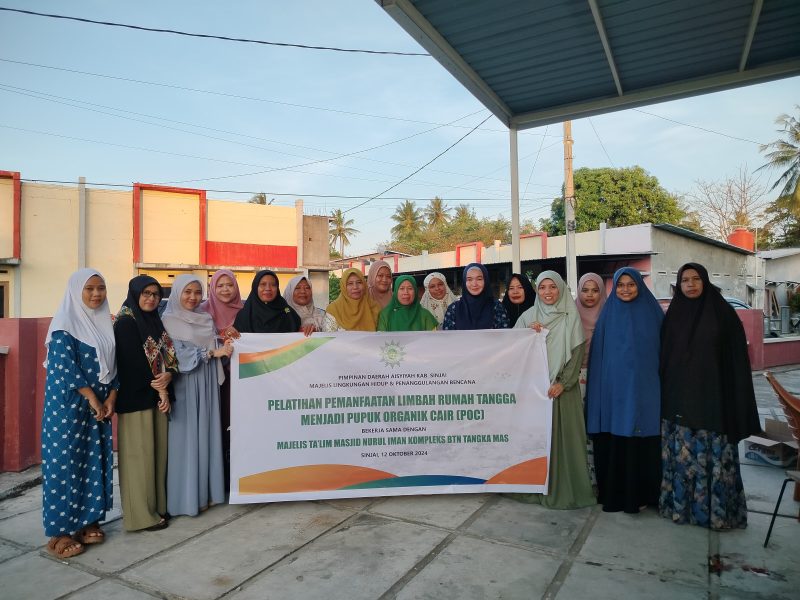 Foto Bersama PD Aisyiyah Sinjai bersama Ibu Majelis Ta'lim Masjid Nurul Iman usai Menggelar Pelatihan Pemanfaatan Limbah Rumah Tangga. (Ist)