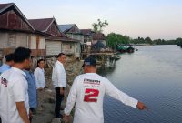 Pasangan RAMAH saat Melihat Kondisi Tanggul Penahan Abrasi di Sungai Tui. (Foto: Asr/Beritasulsel)