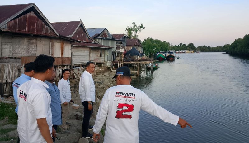 Pasangan RAMAH saat Melihat Kondisi Tanggul Penahan Abrasi di Sungai Tui. (Foto: Asr/Beritasulsel)